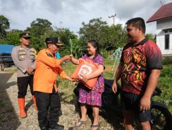 Bupati Heriyus Meyerahkan Bantuan kepada Warga Terdampak Bencana
